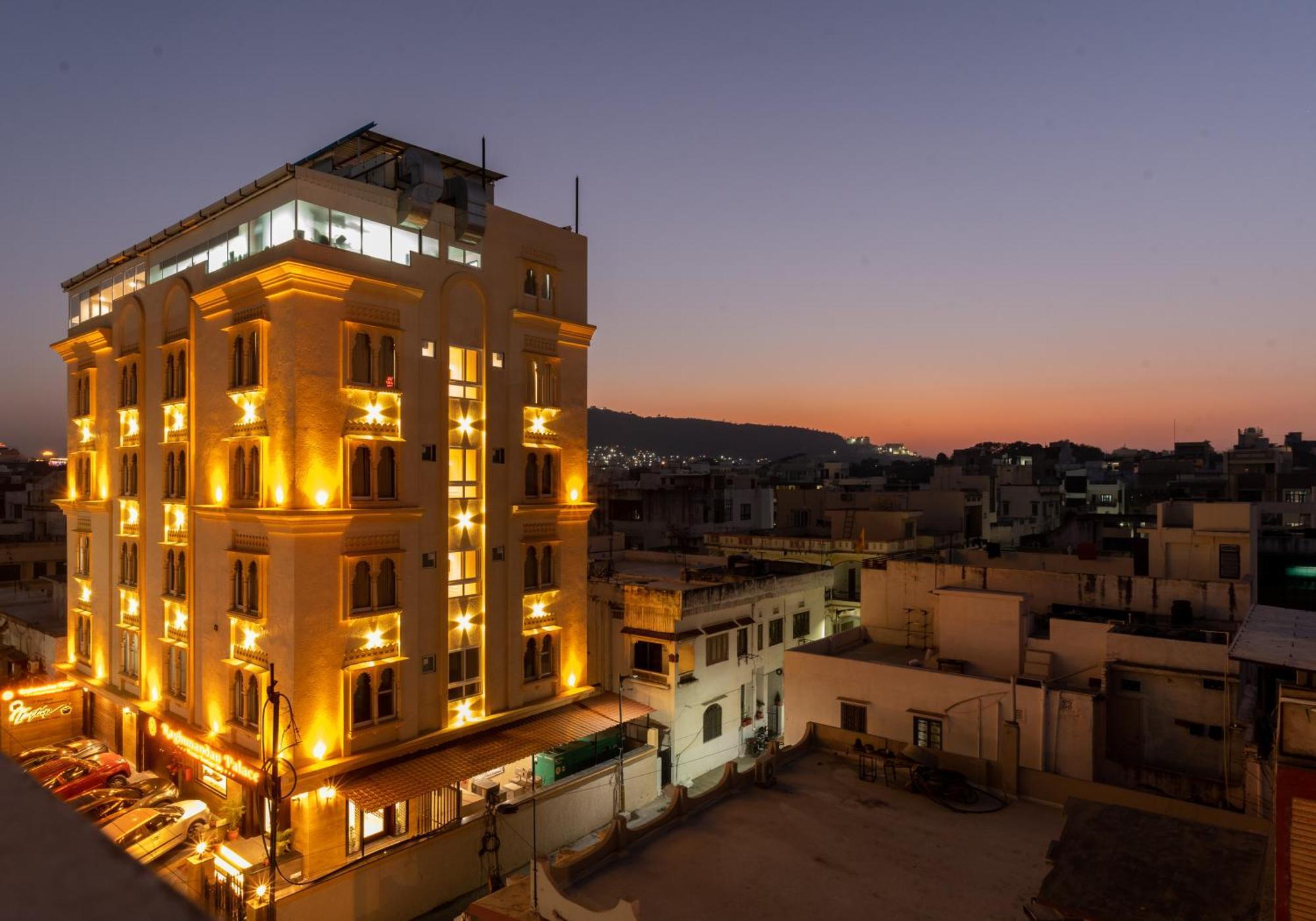 אודייפור Raghunandan Palace - A Premier Boutique Stay, City Center & 500 Meters From City Railway Station מראה חיצוני תמונה
